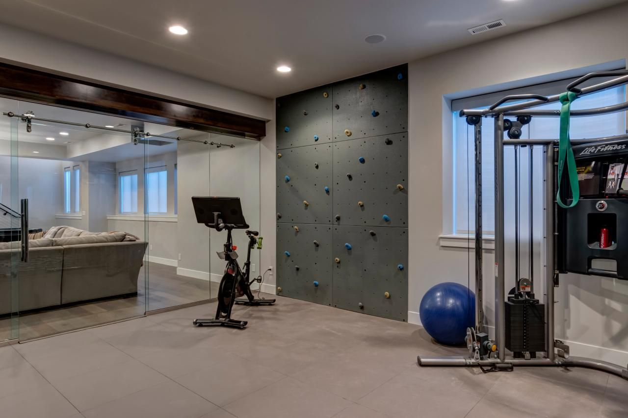  Modern Home Gym With Ample Amenities