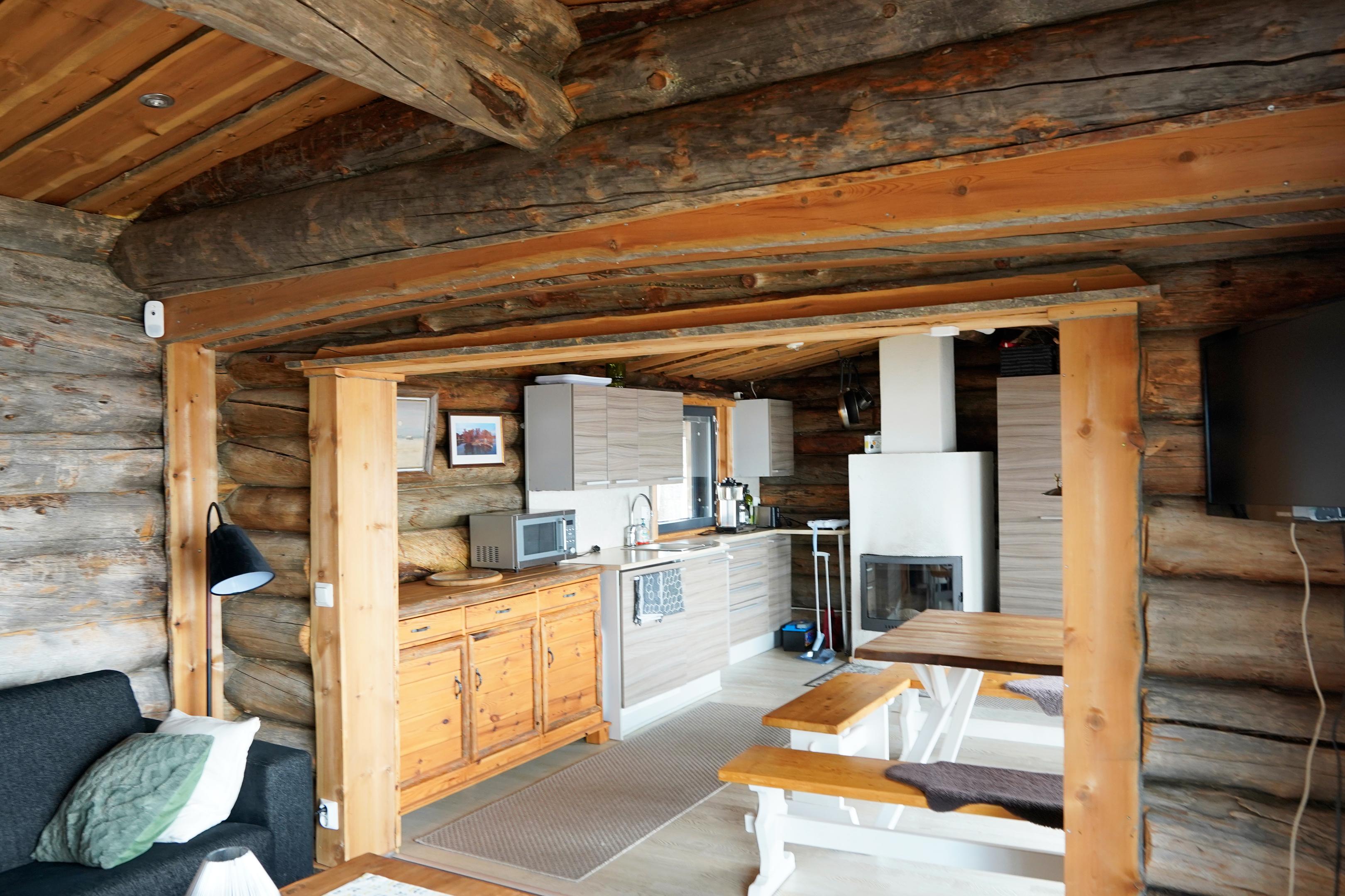 Mökki on tehty tunnelmallisesta kelohirrestä.