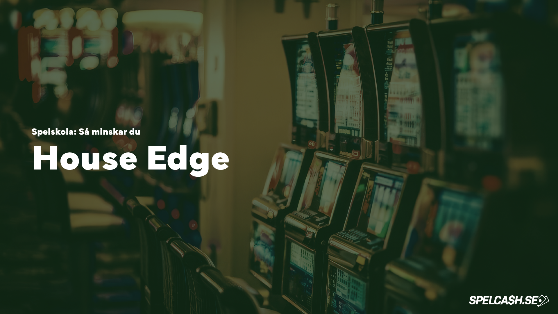 Spelautomater på casino med texten “House Edge” och mörk casinobakgrund för guide om husets fördel och RTP.