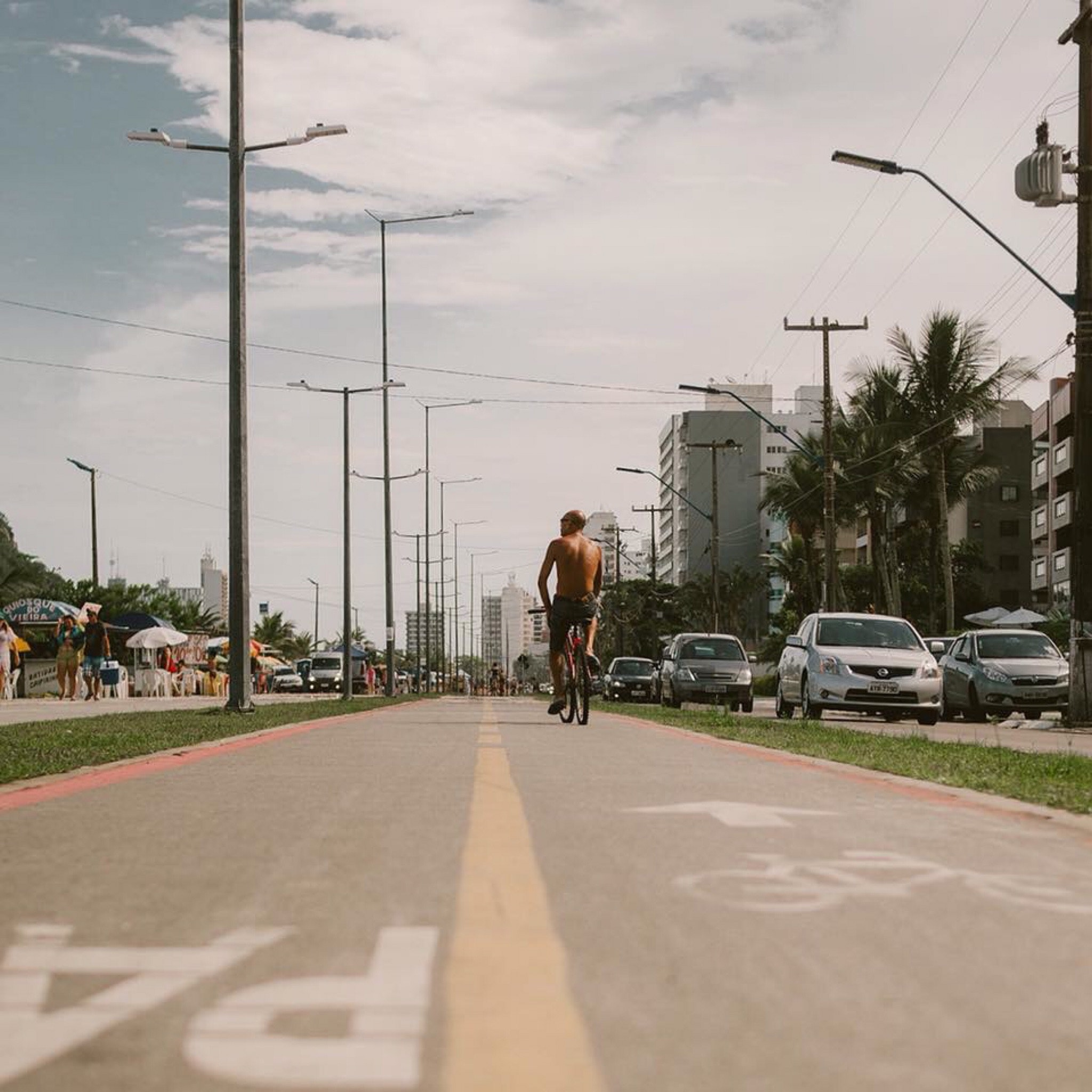 Homem pedalando em ciclovia. Créditos: Pexels