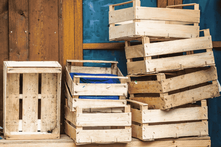 Niezabezpieczone drewniane skrzynki listwowe