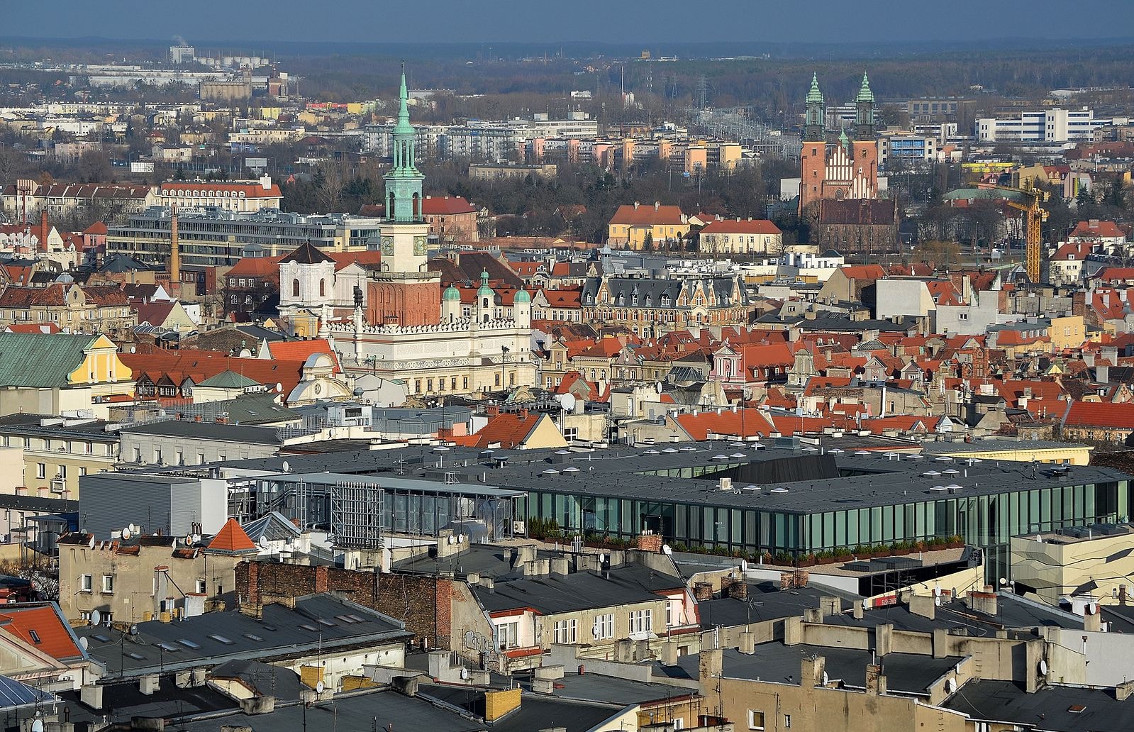 Widok z lotu ptaka na centrum i jego zabudowę. Źródło: https://commons.m.wikimedia.org/wiki/File:Panorama_Pozna%C5%84_0114.JPG