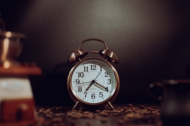 Clock representing saving time during a home sale