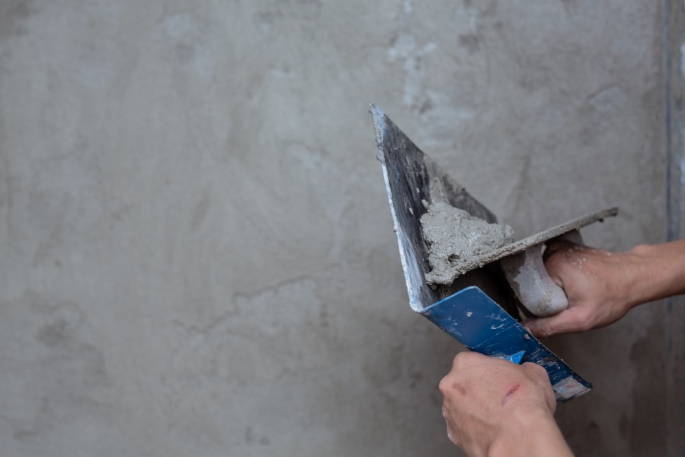 13 Jenis Beton untuk Proyek Bangunan (https://www.freepik.com/free-photo/plasterer-renovating-indoor-walls_4530802.htm#fromView=search&page=1&position=18&uuid=976dce98-c3b5-4096-9f04-5451fcbc4e26)