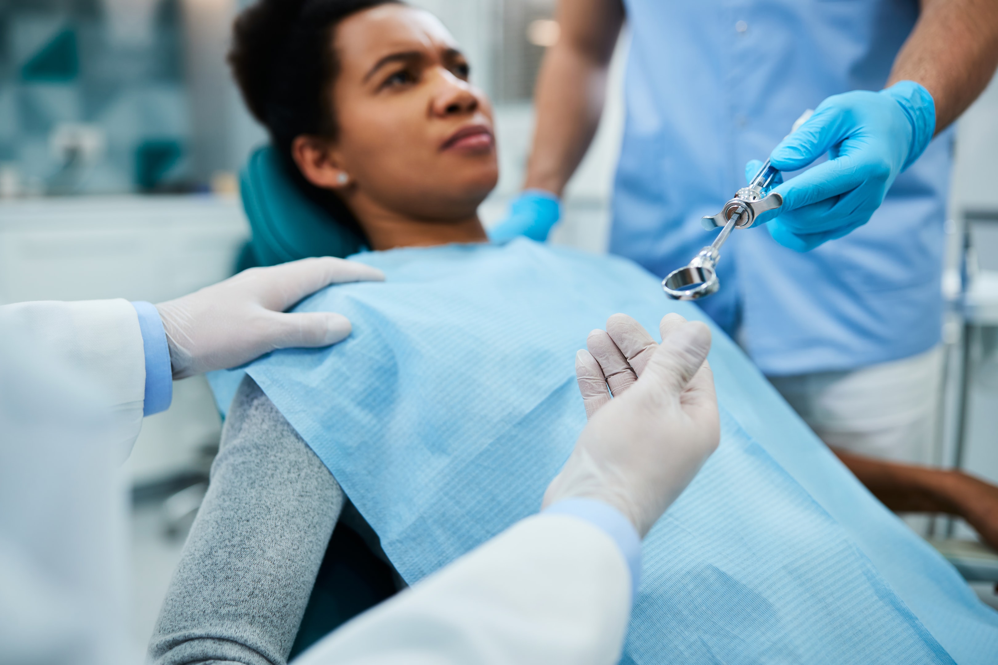 A photo of a woman went to oral surgeon to check her last resort on her wisdom teeth.