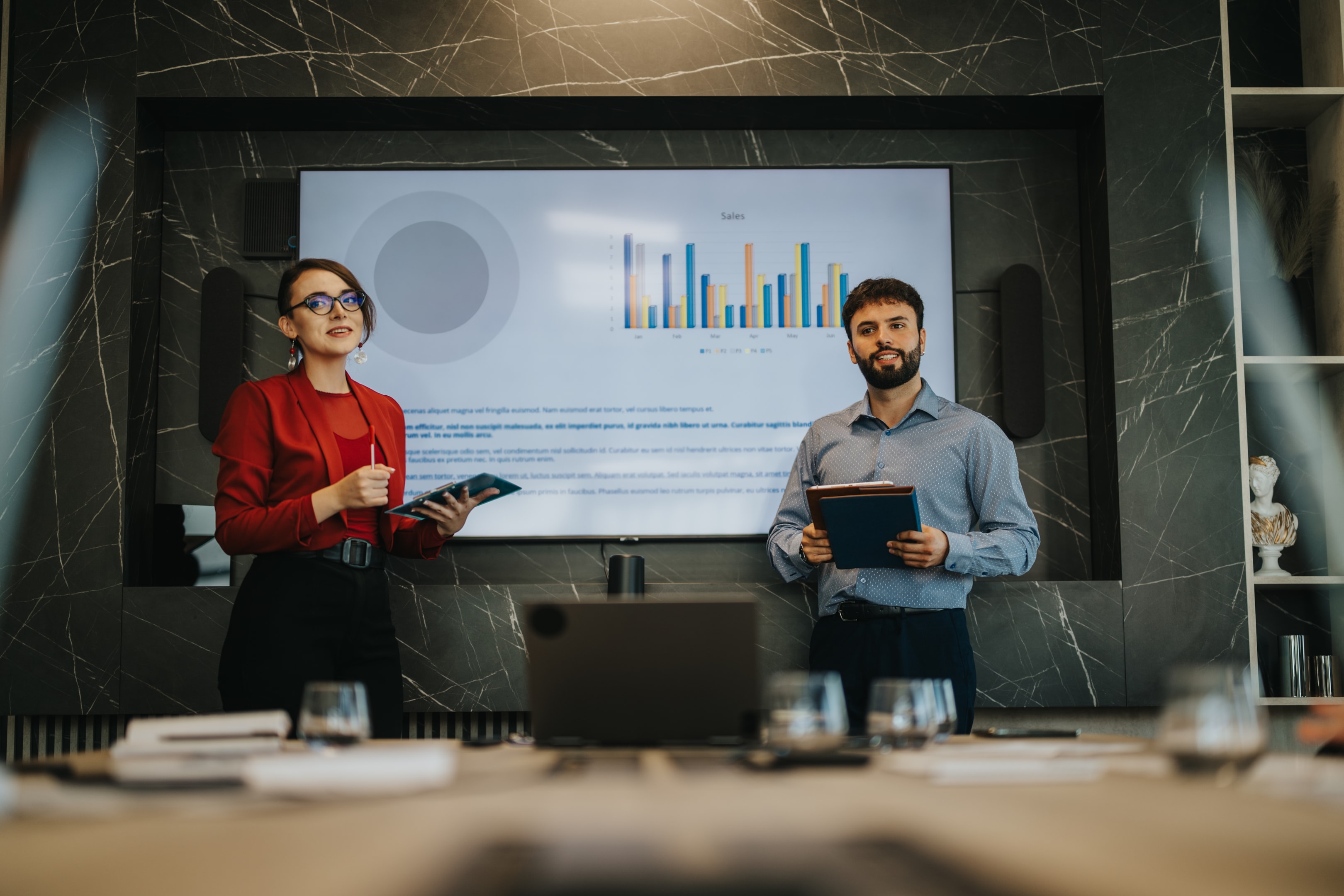 pracownicy obsługi klienta omawiający prezentację