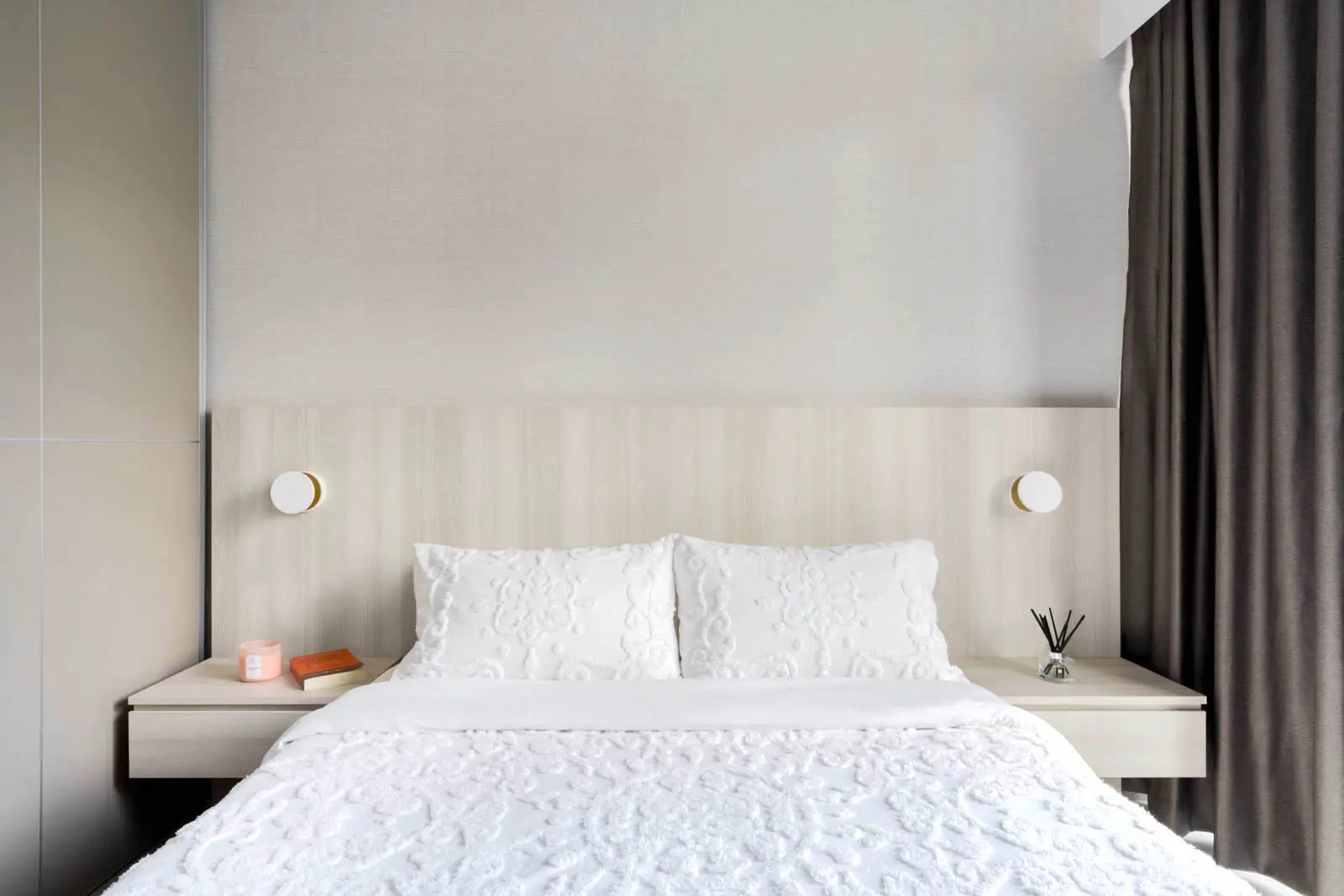 Minimalist headboard with floating shelves and neutral tones – modern bed ideas for small rooms.