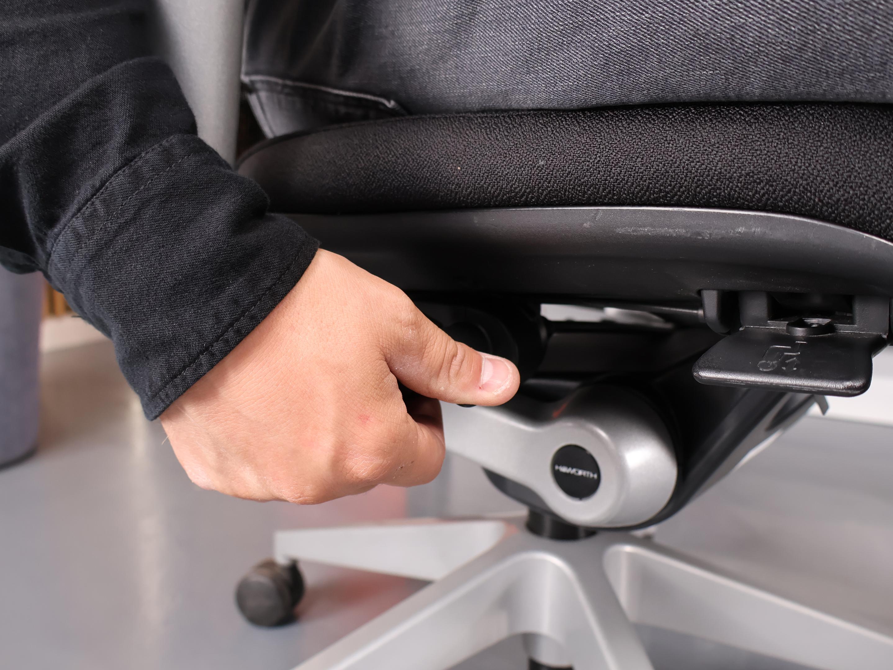 Jak wybrać fotel biurowy? Odpowiadamy na 10 najczęstszych pytań klientów 7 Regulacja foteli ergonomicznych. Źródło: Brastech