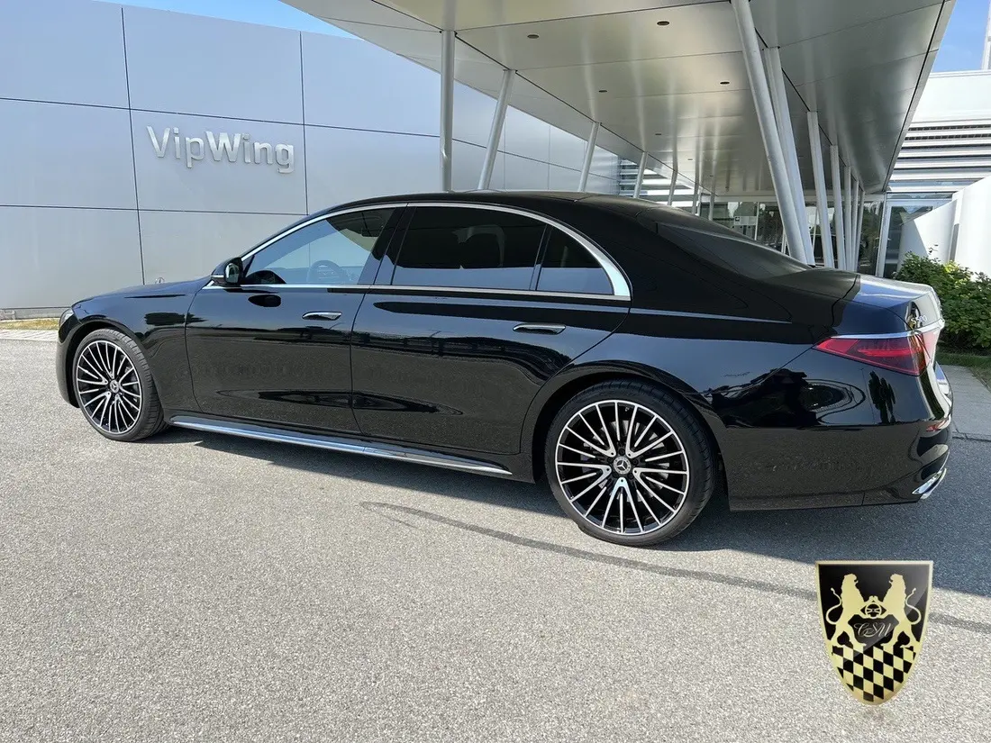 Messe Transfer München – Ihr exklusiver Messe München Shuttle & Messe Shuttle München Service 5 Eine Luxuslimousine steht vor einem modernen Messegebäude in München, während die ersten Sonnenstrahlen den Himmel erleuchten. Diese Szene vermittelt den Eindruck eines eleganten Messebesuchs, ideal für Geschäftspartner und VIP-Gäste, die den Messe Transfer Service nutzen möchten.