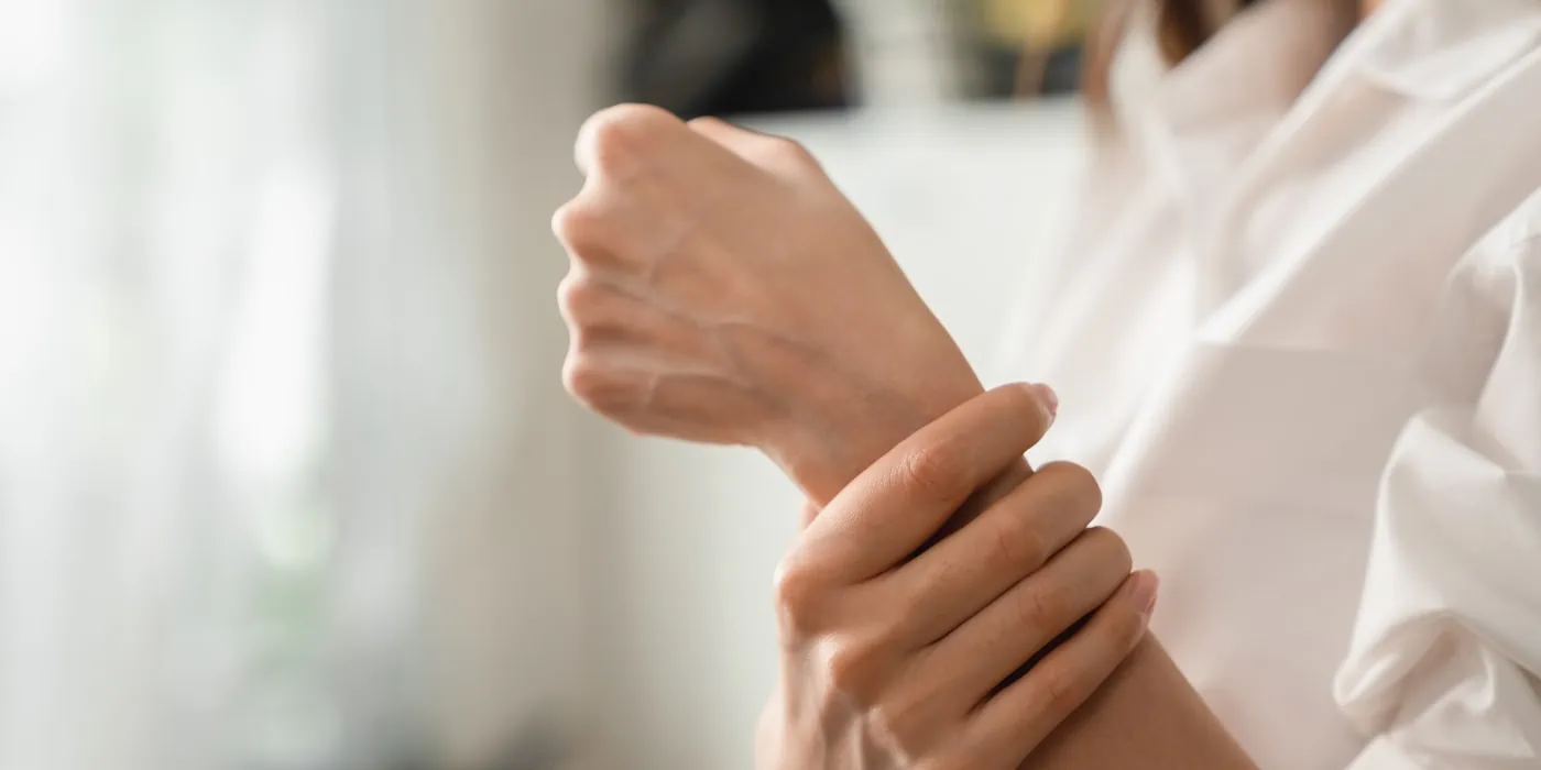 Frau mit Arthrose im Handgelenk - Kurkuma kann den Entzündungsprozess lindern