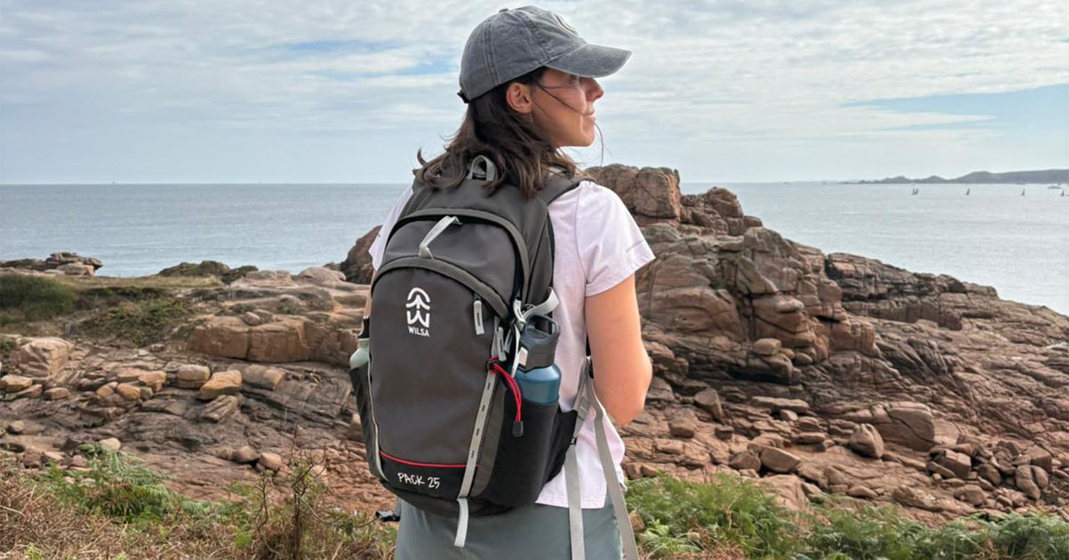 randonnée trek bivouac femme qui regarde l'horizon
