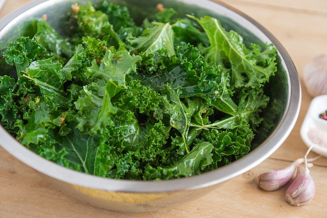 kale, garlic, chips from kale