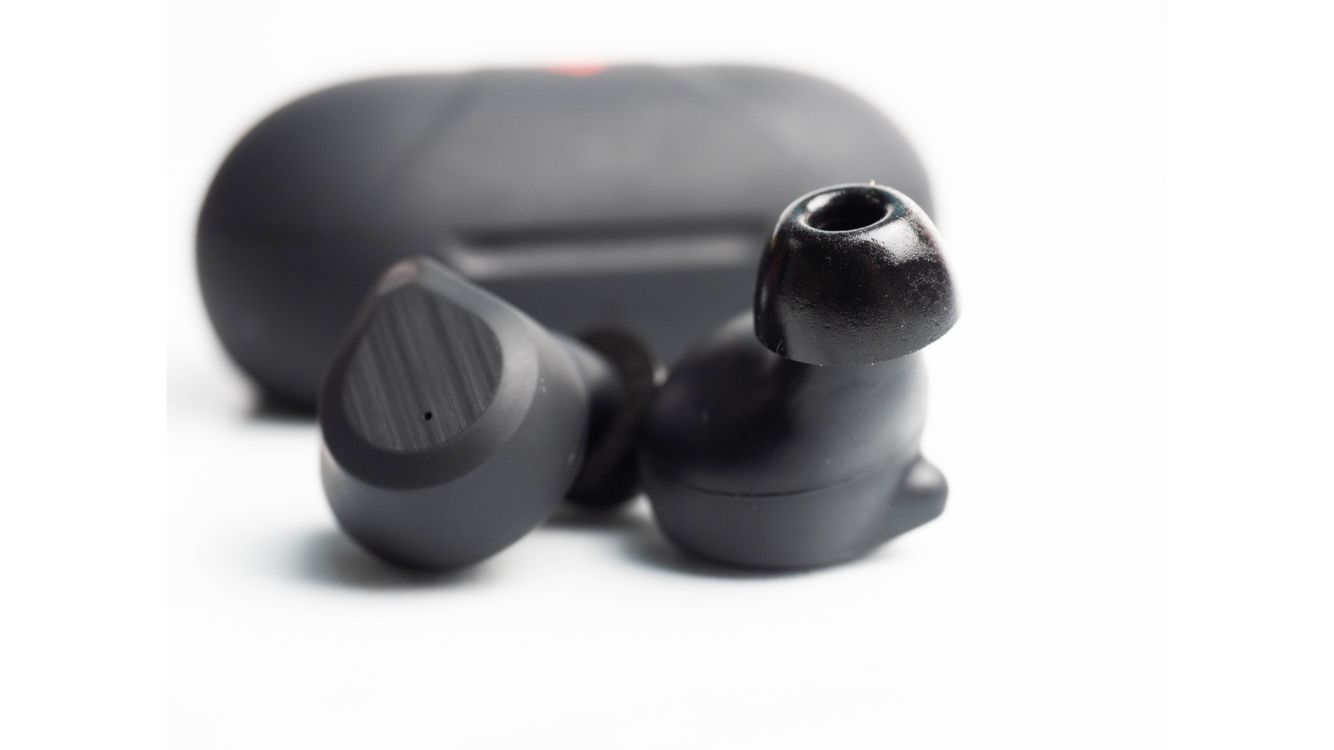 noise cancelling wireless earbuds