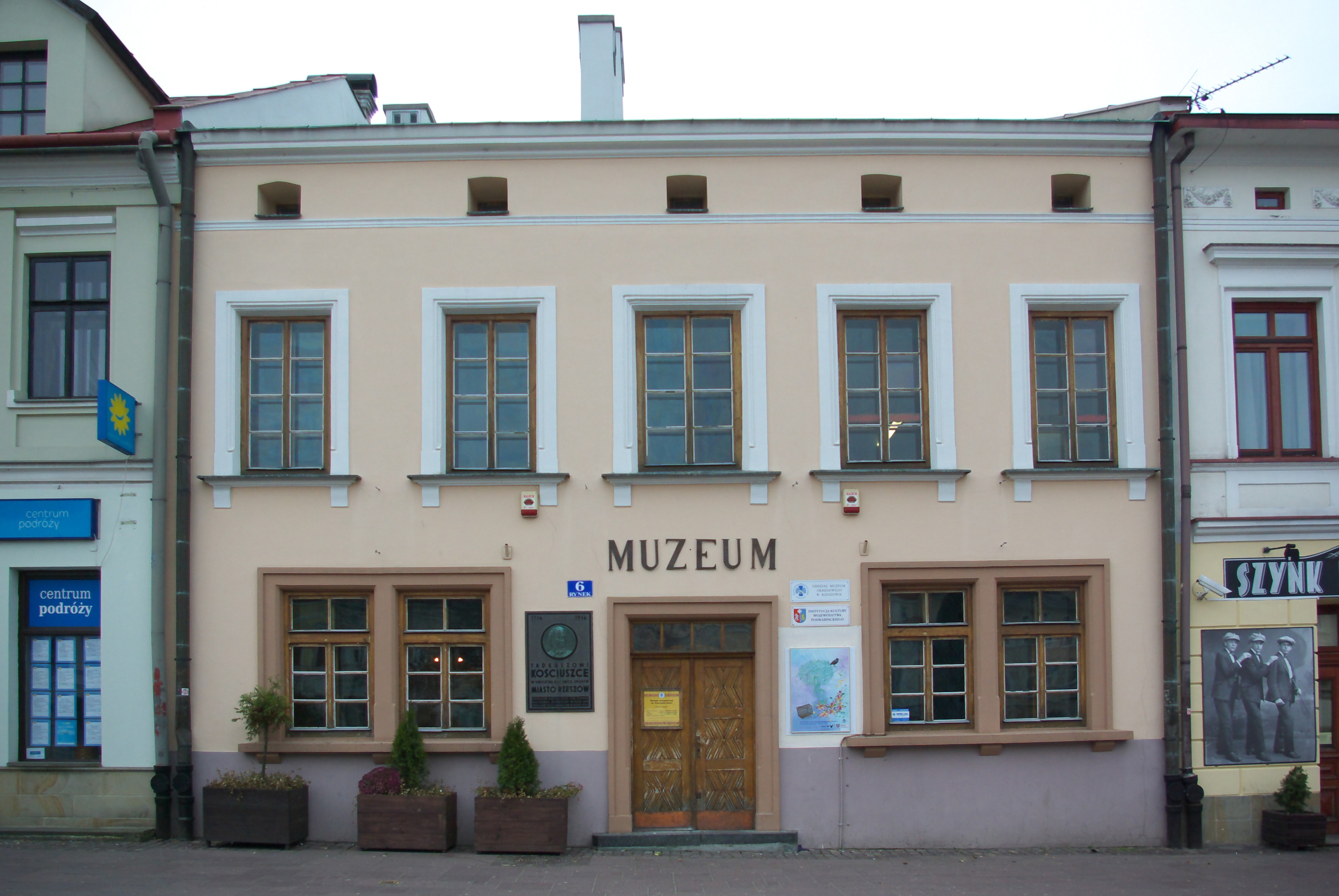 Muzeum Etnograficzne w Rzeszowie (źródło: https://commons.wikimedia.org/wiki/File:6_Rynek_Street_in_Rzesz%C3%B3w,_Muzeum_Etnograficzne.jpg)