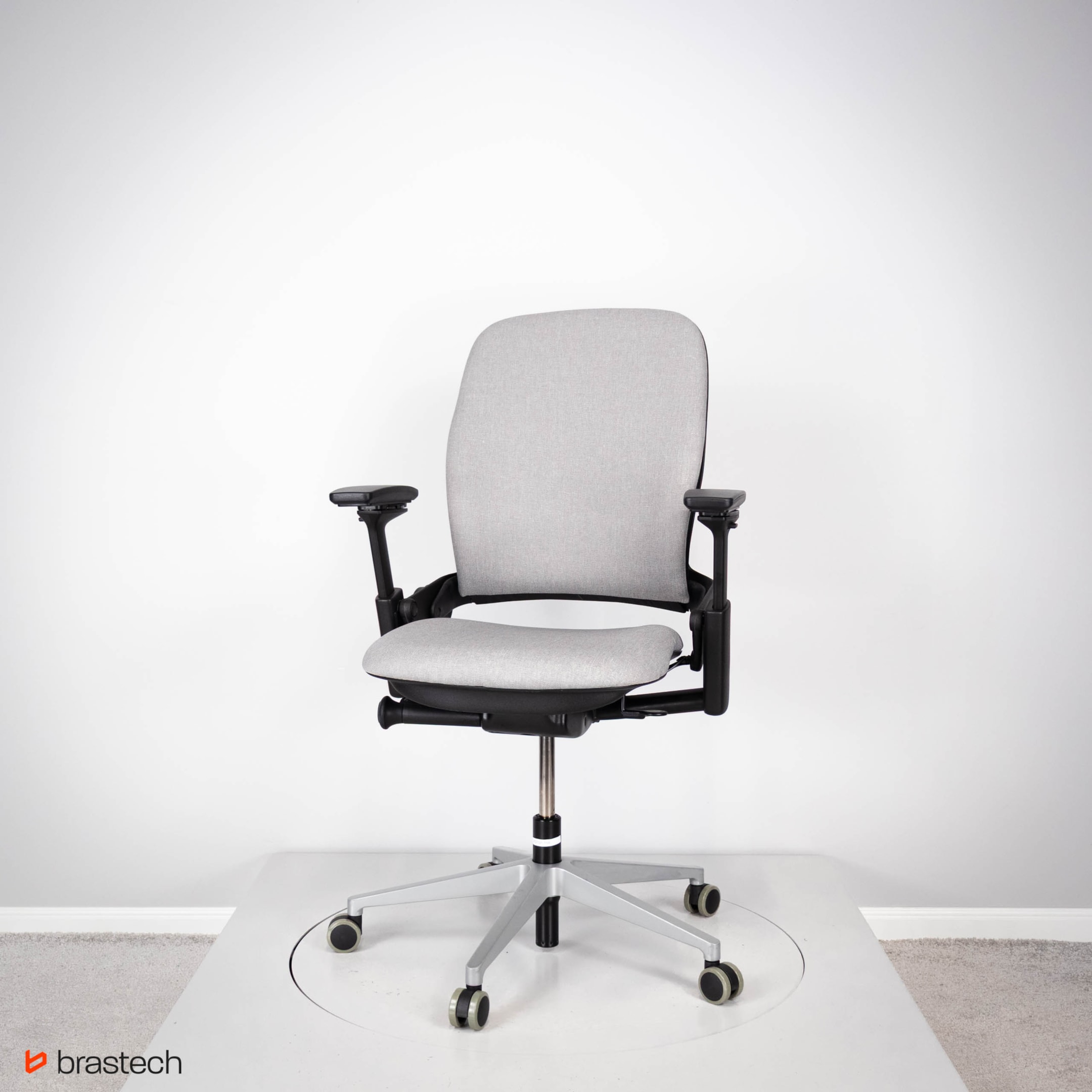 Fotel ergonomiczny ranking 2025 – który fotel ergonomiczny wybrać do pracy? 3 Steelcase Leap V2 z nową tapicerką. Źródło: Brastech