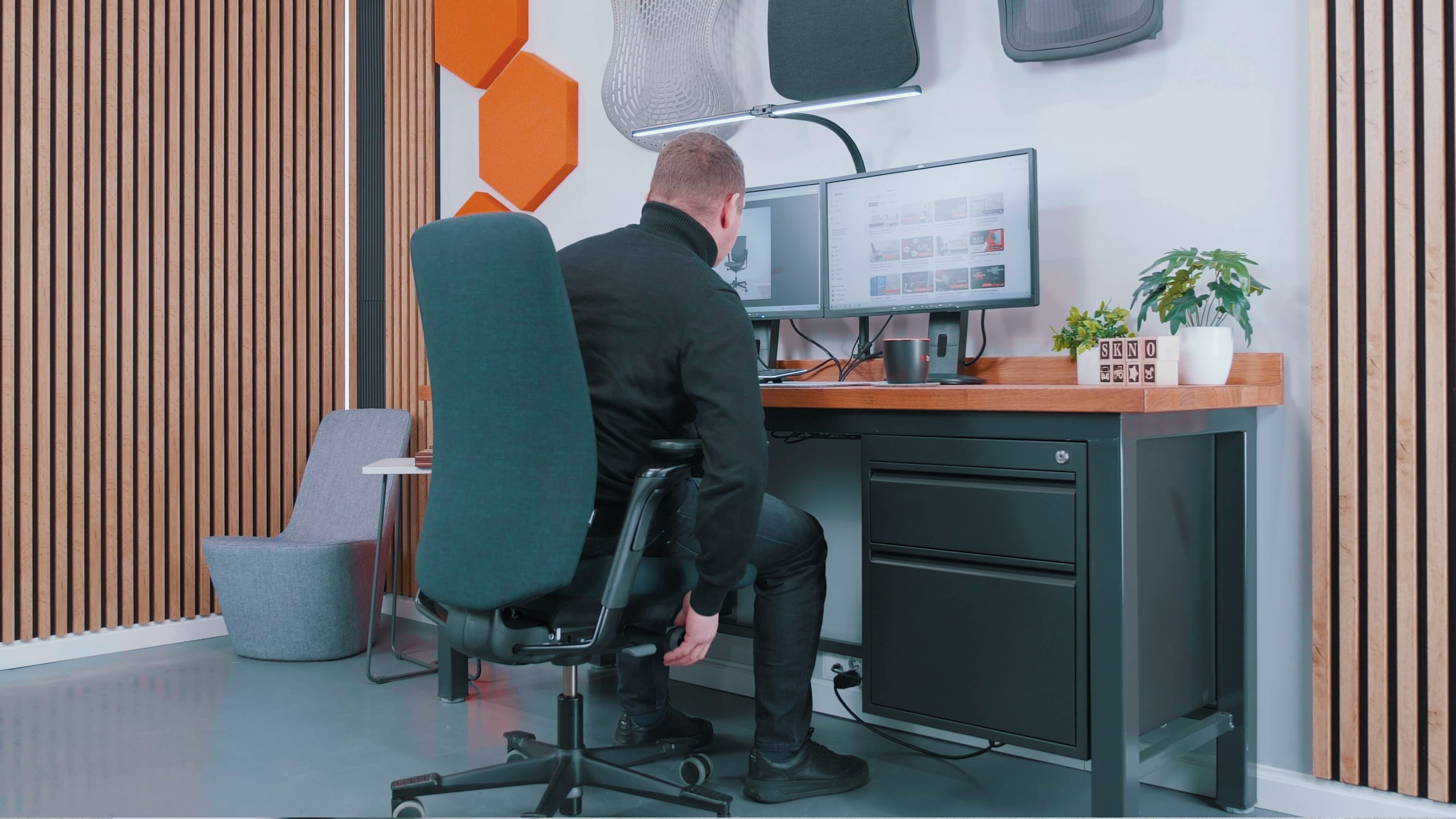 Kinnarps Capella – ergonomiczny fotel do biura, który zmienia sposób siedzenia 10 Capella podczas pracy biurowej. Źródło: Brastech