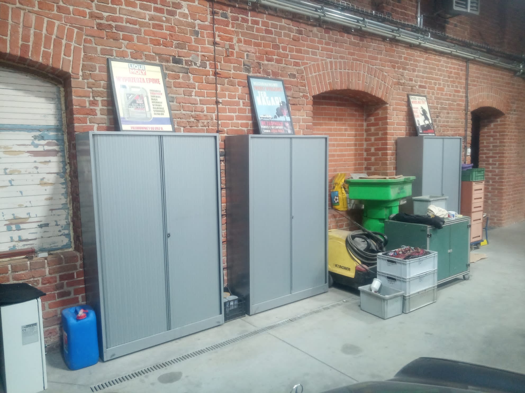 Żaluzjowe szafy – jakie mają zalety? 7 Aranżacja w warsztacie. Źródło: Brastech