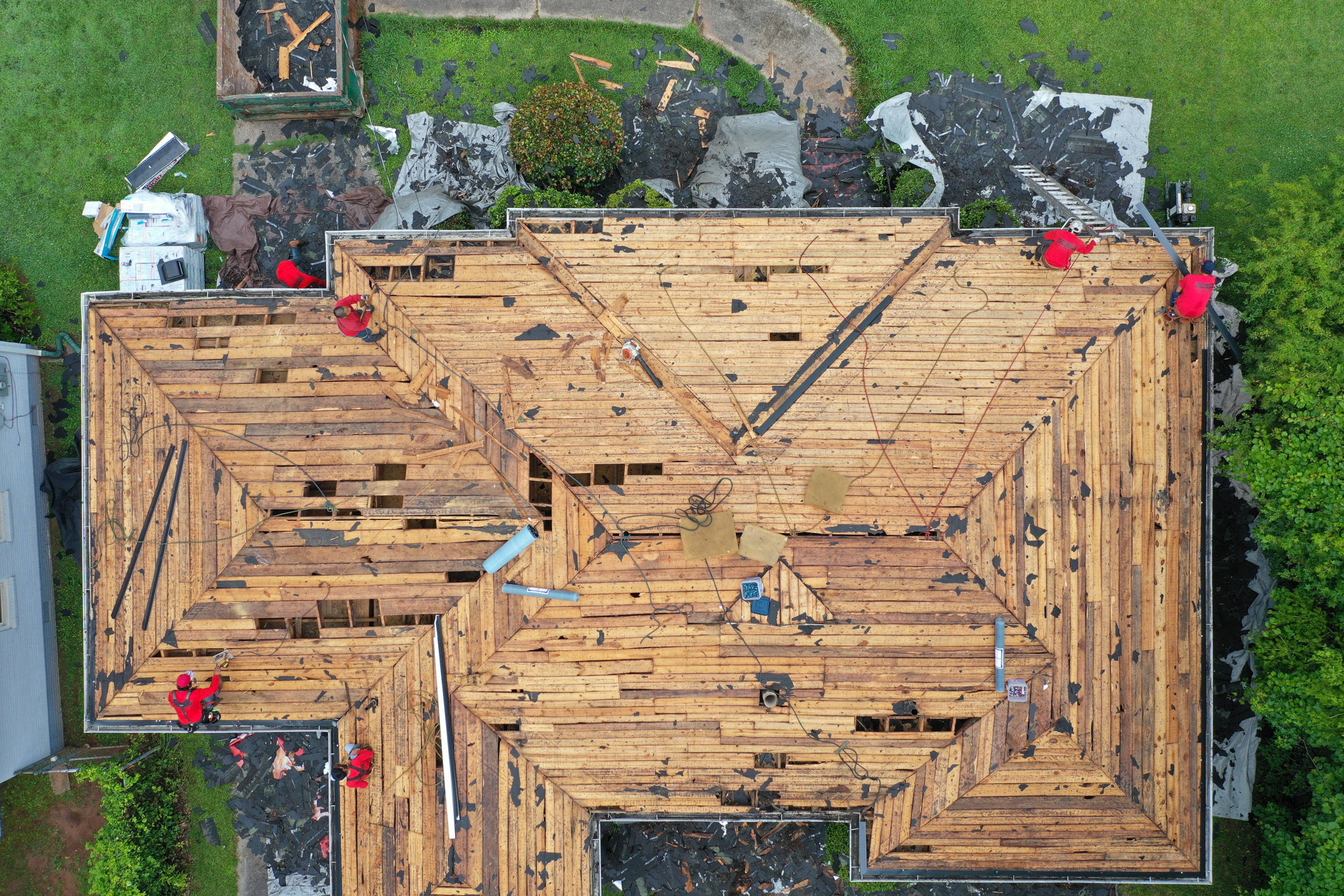 Old roof with bad wood / decking