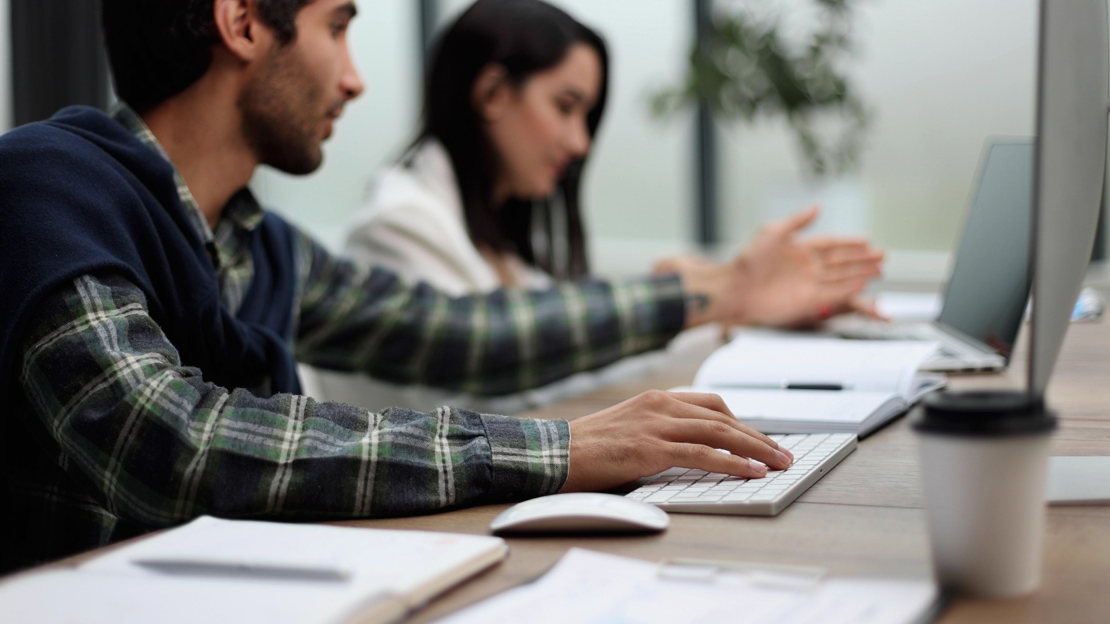 pracownicy analizujący możliwe rozwiązania z zakresu sprzedaży