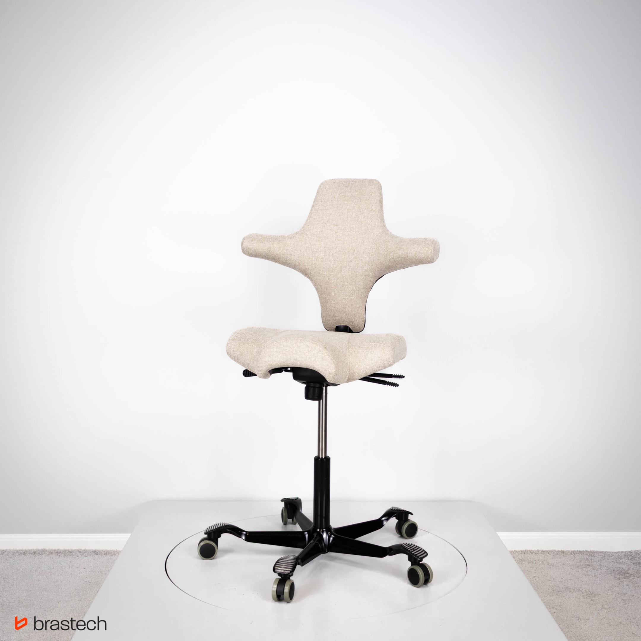 Fotel ergonomiczny ranking 2025 – który fotel ergonomiczny wybrać do pracy? 11 Hag Capisco - odnowiony autorsko przez Brastech. Źródło: Brastech