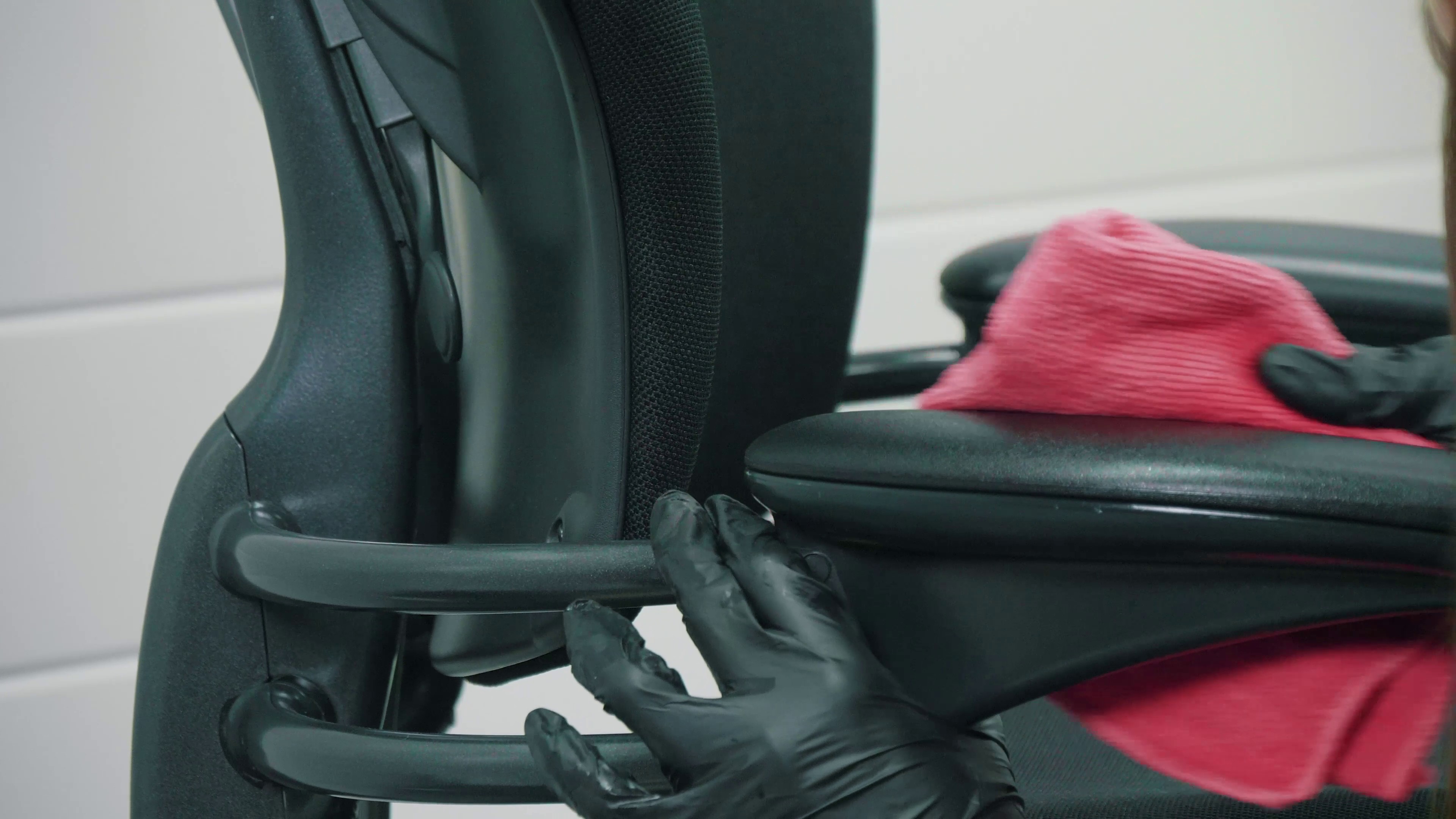 Czyszczenie fotela biurowego – kompletny poradnik Brastech 8 Konserwacja podłokietników skórzanych. Źródło: Brastech