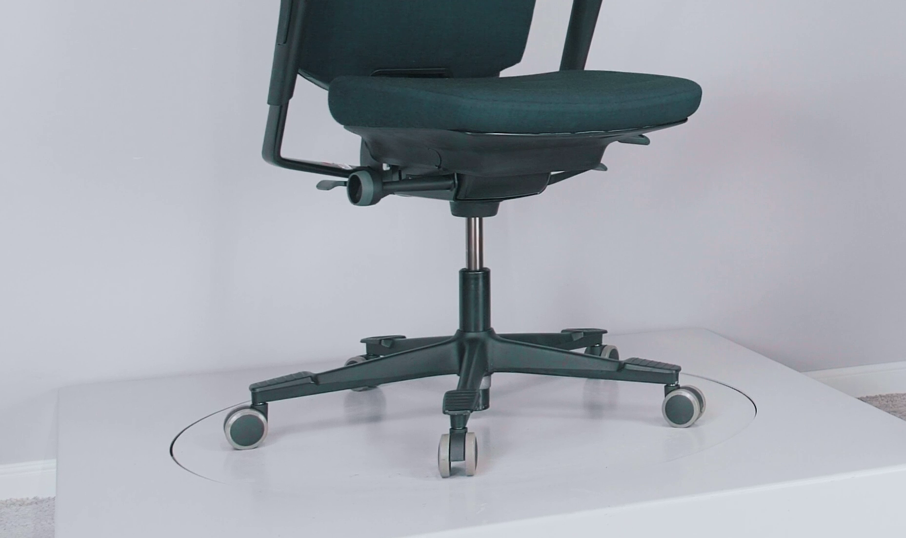 Kinnarps Capella – ergonomiczny fotel do biura, który zmienia sposób siedzenia 7 Podstawa w Kinnarps Capella. Źródło: Brastech