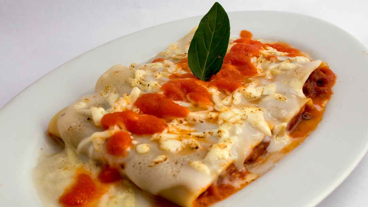 Italian cannelloni with bechamel.