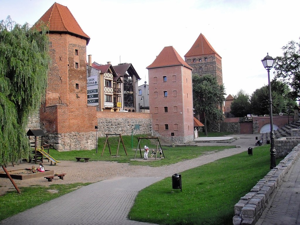 Mury obronne w mieście Chojnice. Źródło: https://commons.m.wikimedia.org/wiki/File:Chojnice,_mury_obronne_z_basztami,_2_po%C5%82._XIV.JPG