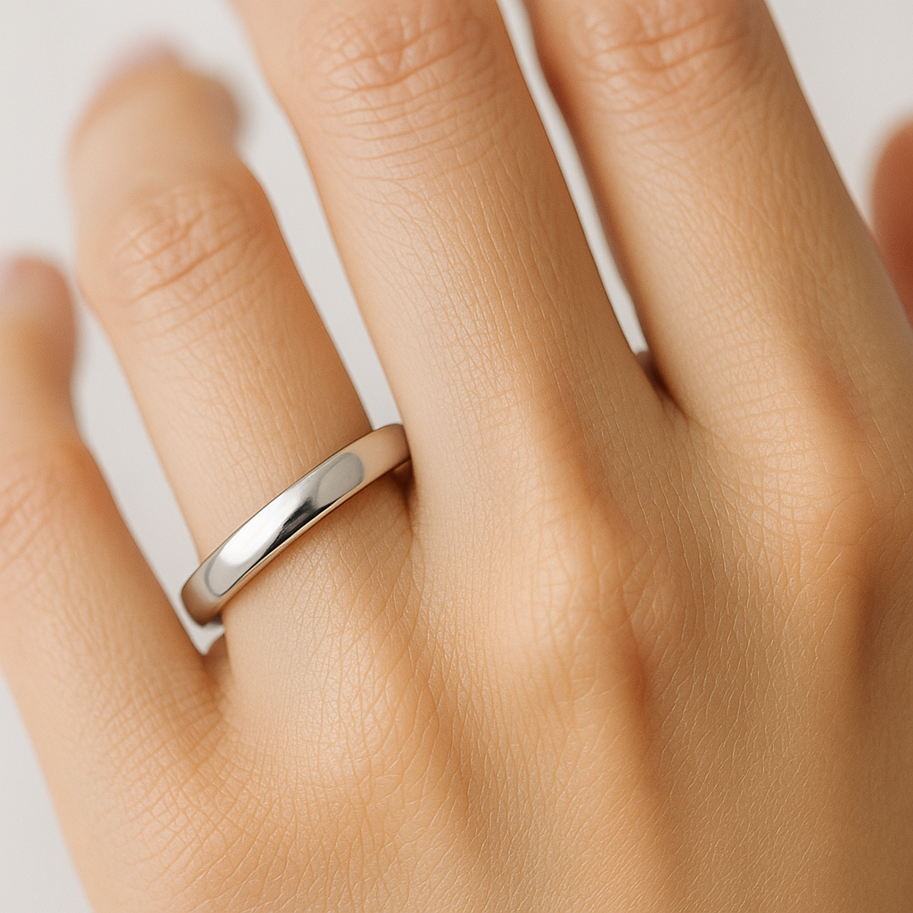 Balto aukso vestuvinis žiedas su komforto zona ant rankos