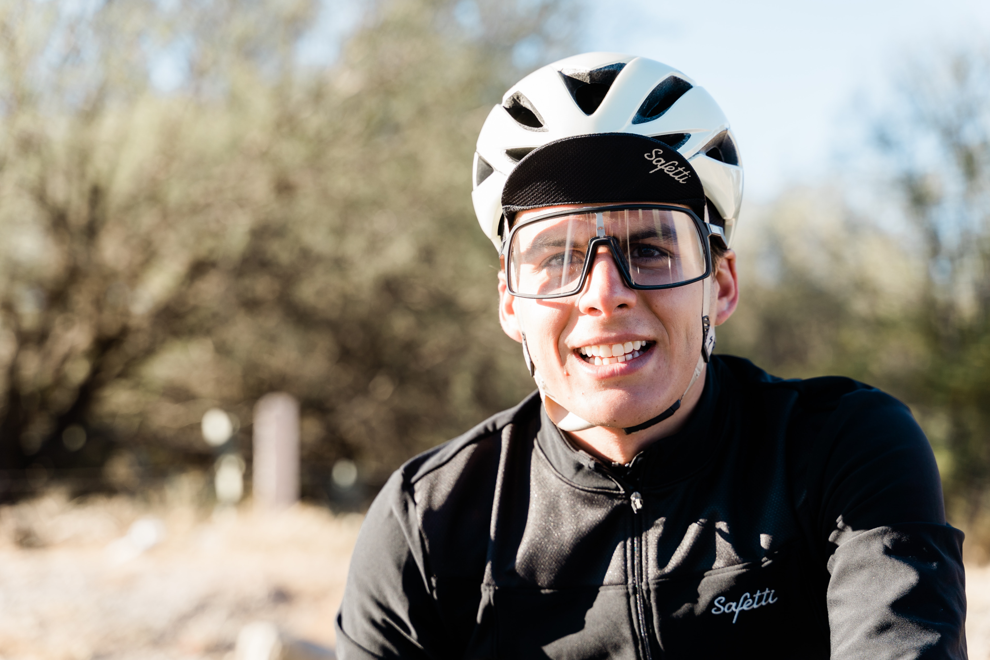 Ciclista utilizando óculos transparente