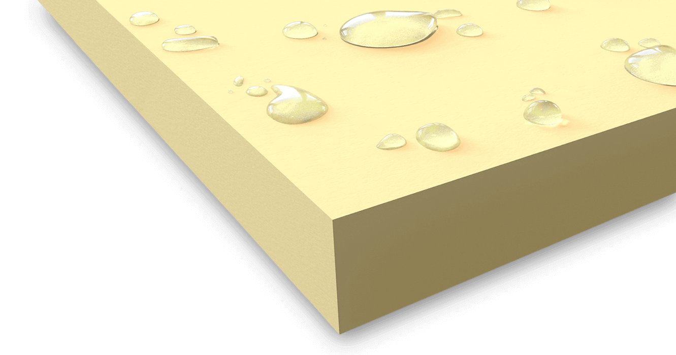 Na zdjęciu znajduje się płyta styrodur XPS, z widocznymi kroplami wody na powłoce hydrofobowej. Płyty idealnie nadają się do izolacji fundamentów, zapewniając doskonałe właściwości termoizolacyjne.