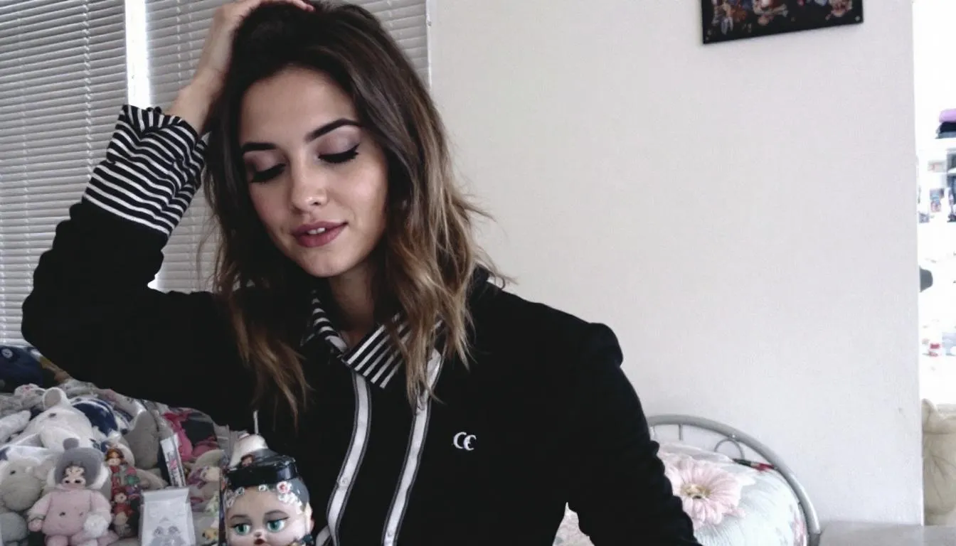 Na nowoczesnym biurku znajdują się eleganckie akcesoria biurowe, takie jak stylowy skórzany portfel, ceramiczny kubek oraz praktyczny zestaw narzędzi, które mogą być doskonałym pomysłem na prezent urodzinowy dla faceta. Te oryginalne prezenty łączą w sobie funkcjonalność i estetykę, sprawiając prawdziwą radość obdarowanemu.