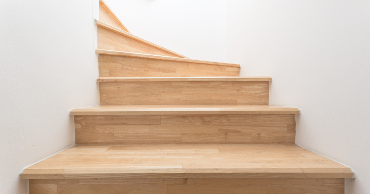 Een houten trap met dezelfde soort stootborden