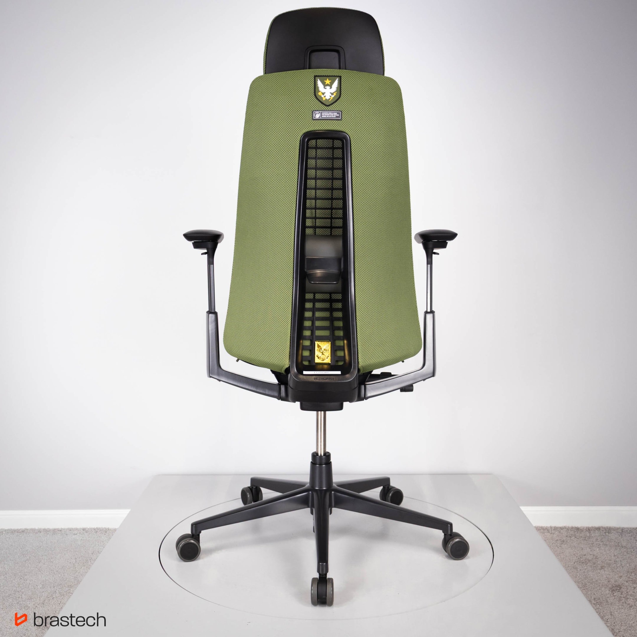 Fotel biurowy – klucz do zdrowia, komfortu i efektywności w pracy 7 Nowoczesny wygląd w Haworth Fern w wersji HALO. Źródło: Brastech