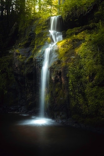 One of the prettiest waterfalls in all Litchfield County CT is in the village of New Preston, part of Washington