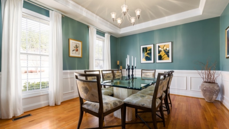 Right size chandelier with good lighting conditions and furniture
