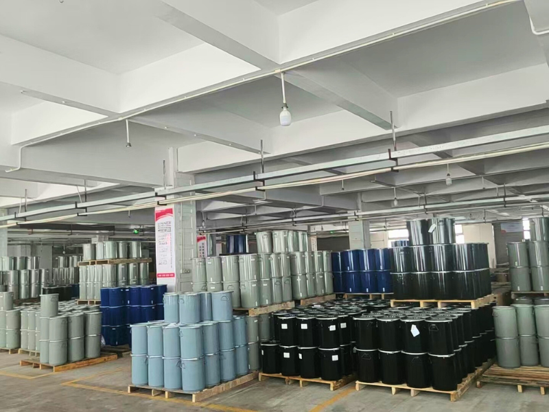 Storage arrangement of glue in containers