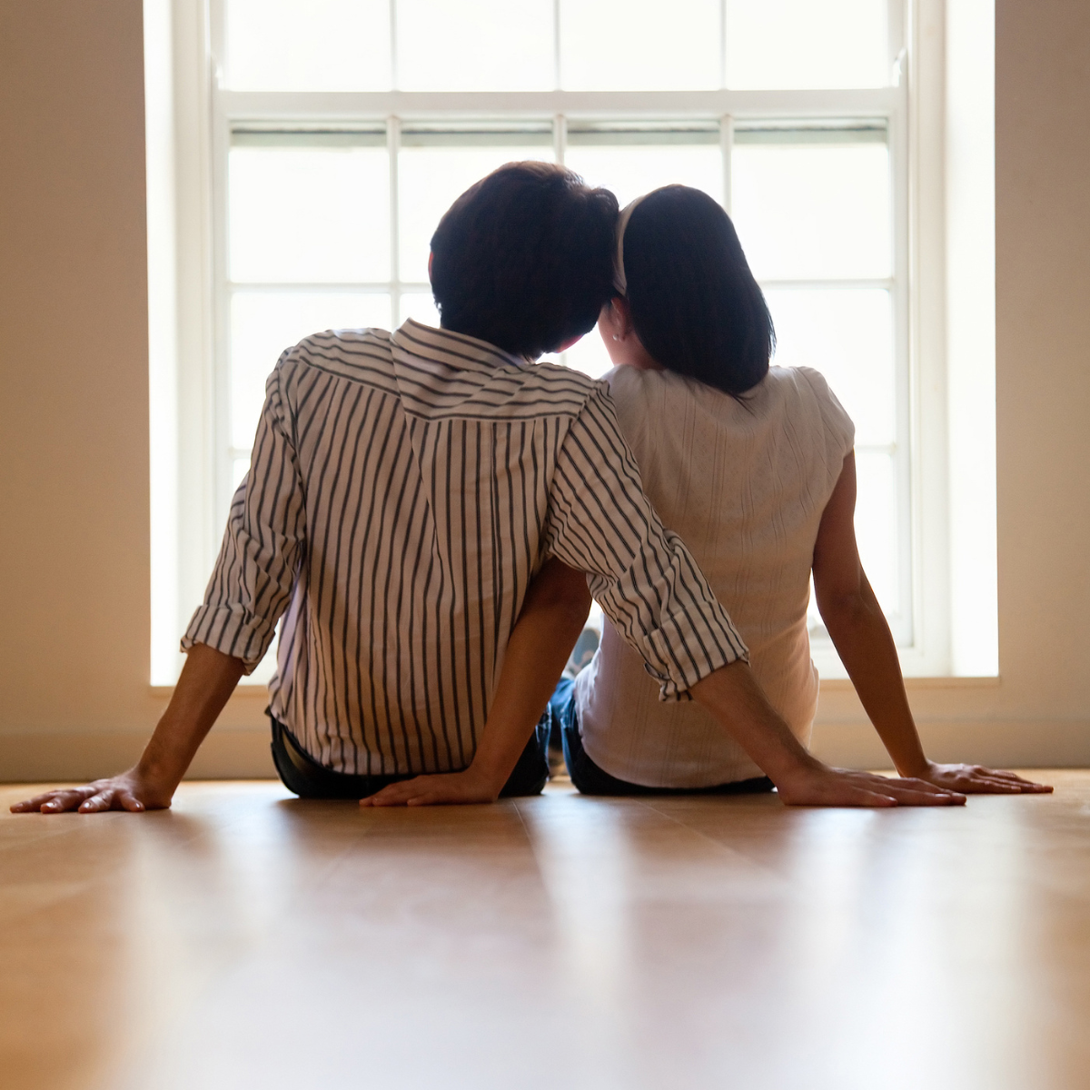 Couple sitting on floor - Featured In: Clear Sign a guy loves you