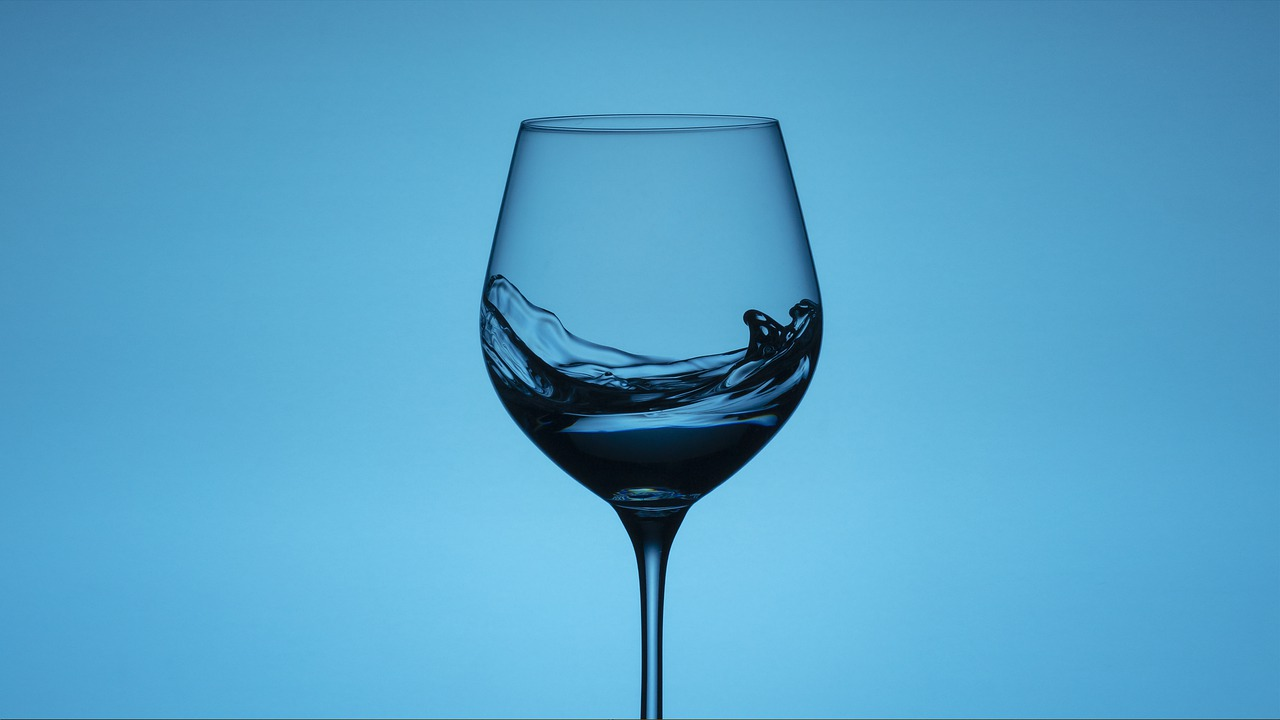 Bereits der Anblick eines benutzten Glases kann einen Herpes Ausbruch hervorrufen. (Bild via pixabay)