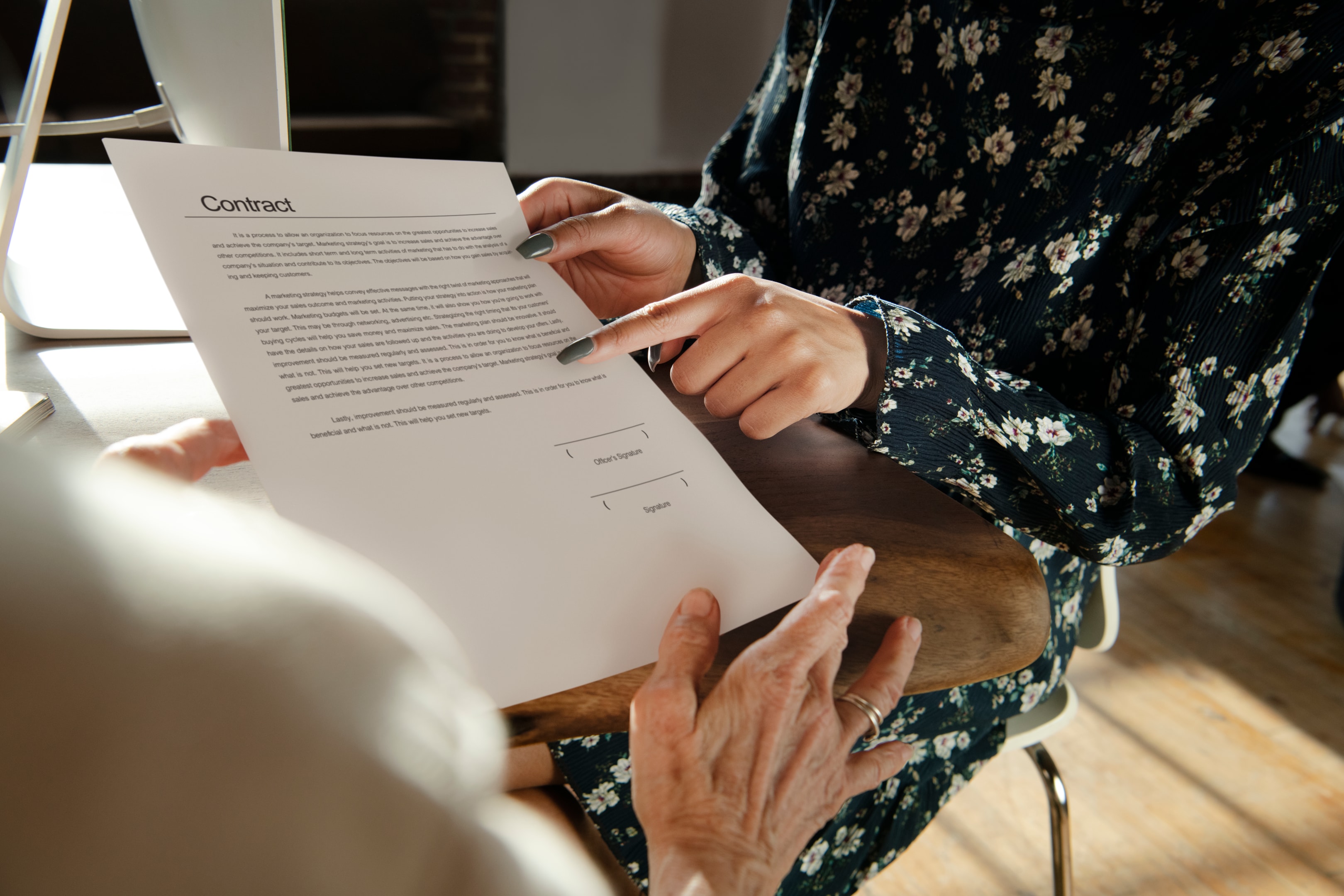 Jeżeli mający służebność mieszkania lub inną służebność osobistą, dopuszcza się rażących uchybień, z przekroczeniem zasad współżycia społecznego i zwyczajów miejscowych, można żądać zmiany służebności na rentę - w takiej sytuacji stosuje się odpowiednio przepisy o umowie renty.