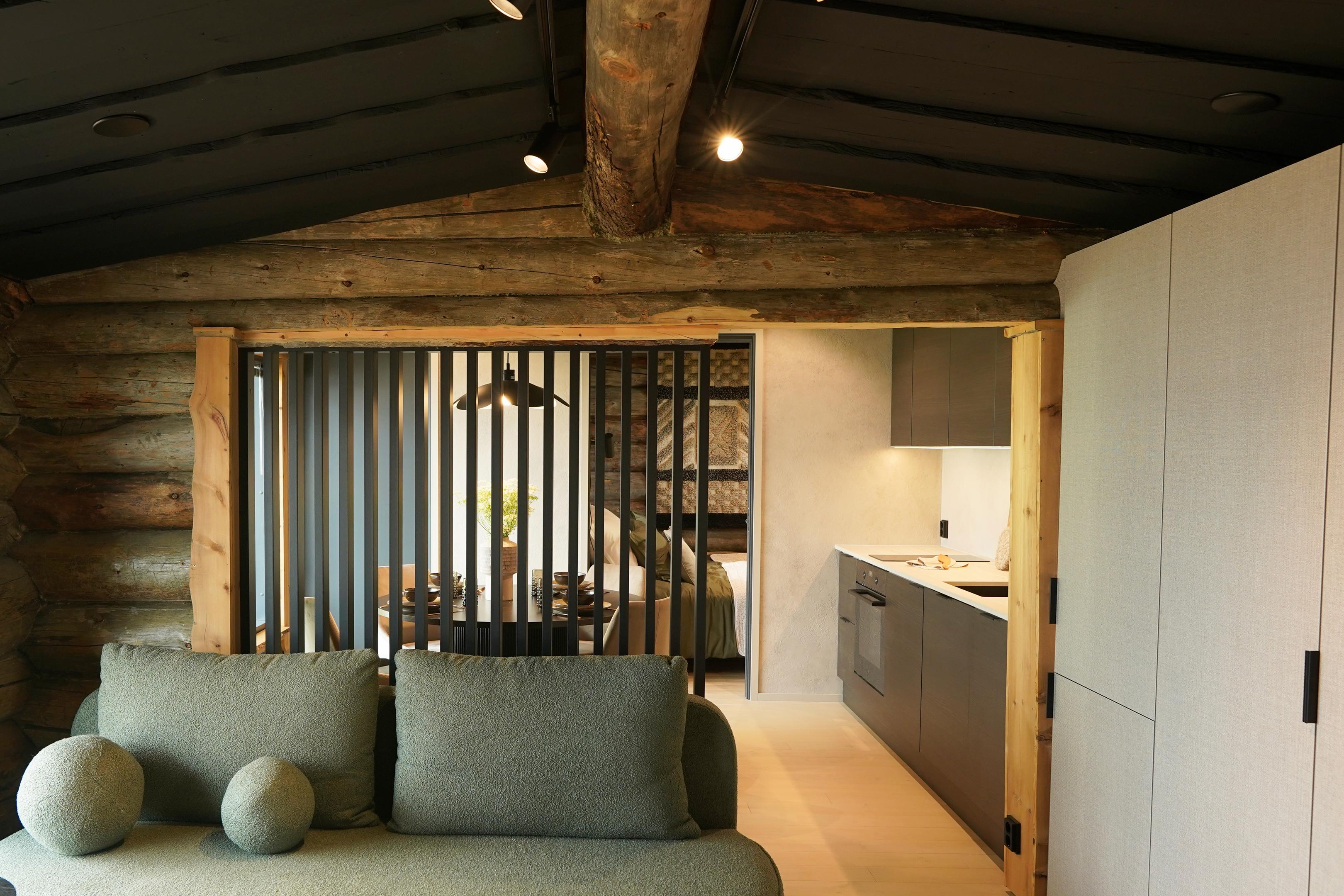 Olohuoneeseen saatiin remontin avulla enemmän kaappi- ja oleskelutilaa.