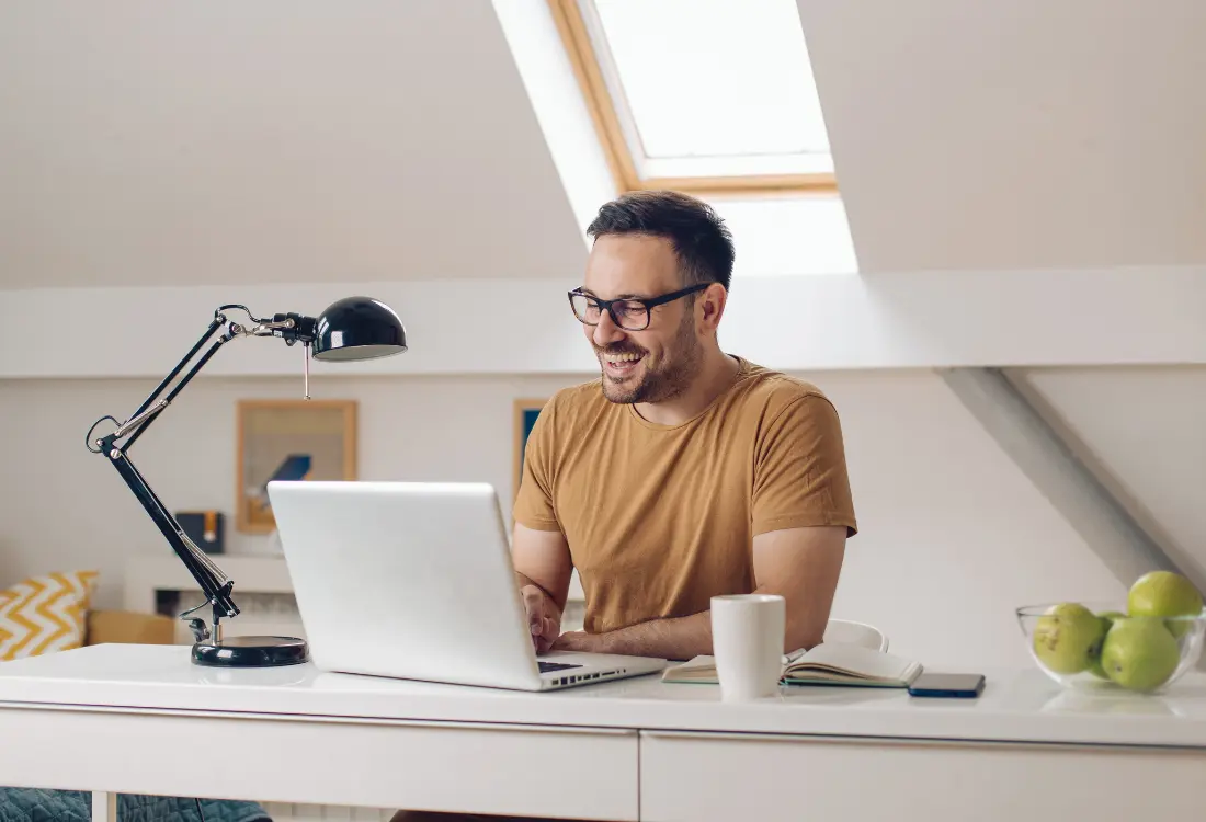 Uusi työntekijä perehtyy yrityksen toimintatapoihin kattavan perehdytyksen avulla.