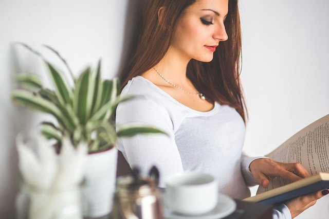 idee per scrivere un libro, donna, lettura