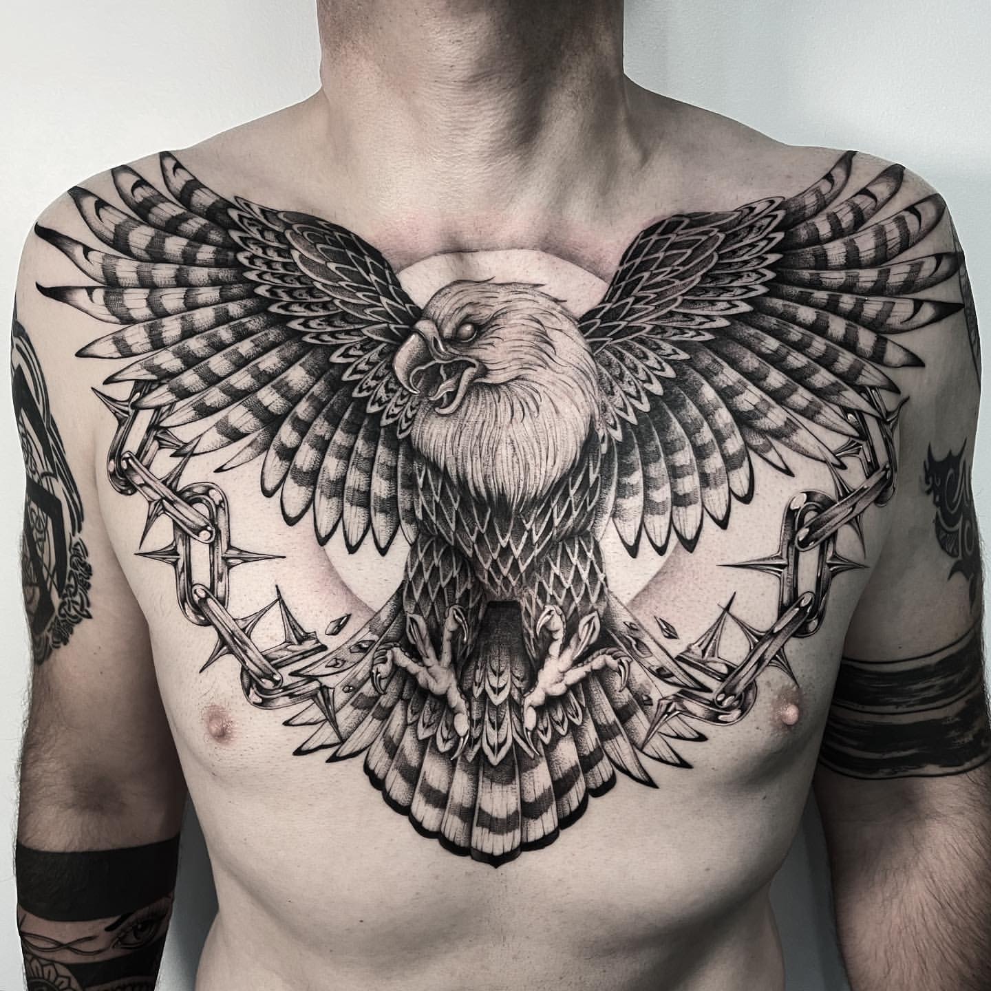 Phoenix tattoo auf der Brust männer