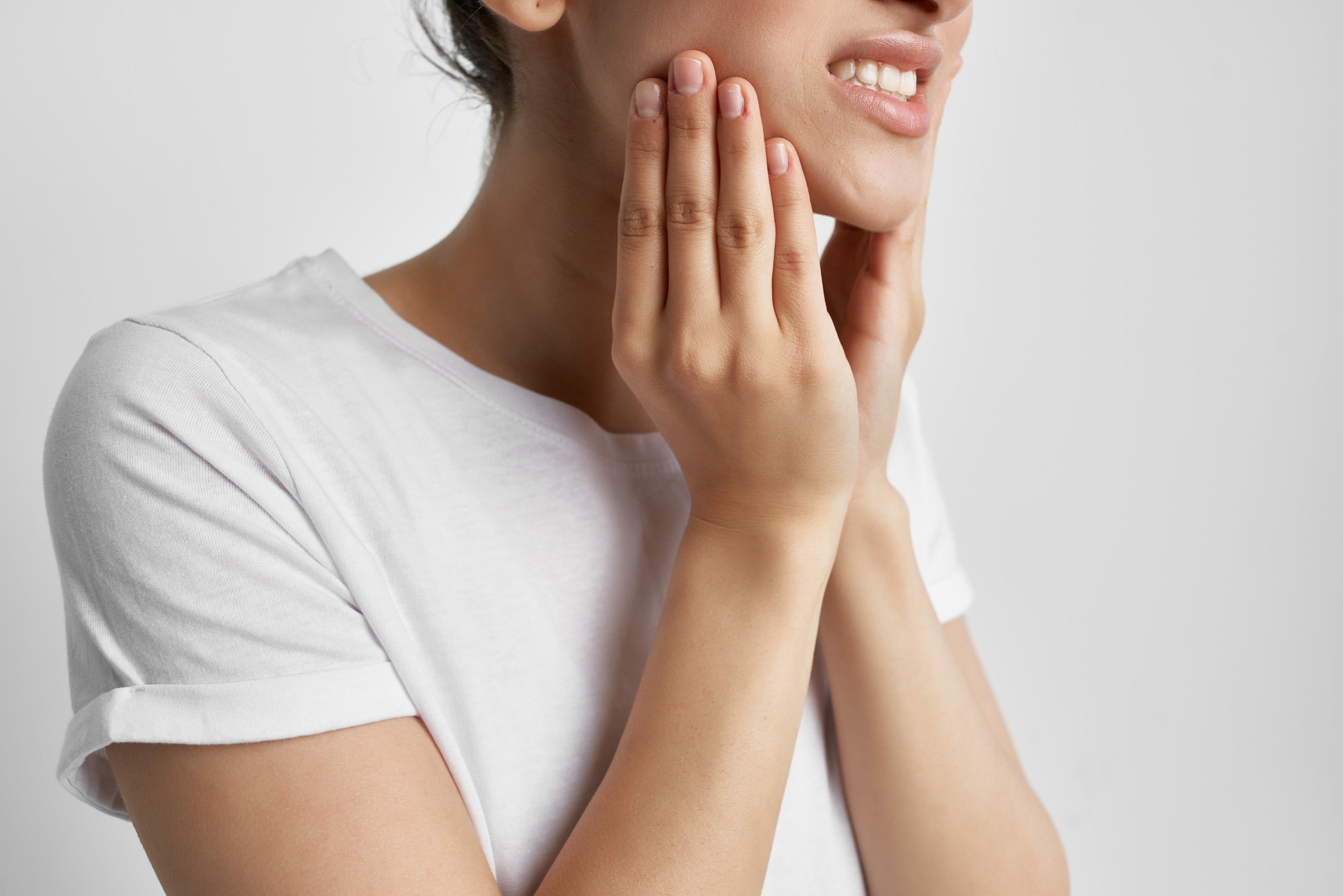 a woman with jaw pain who experiences tmj symptoms who has a tmj disorder