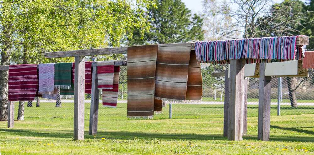 Dry your area rug outside using a clothes drying rack or using a dry cloth