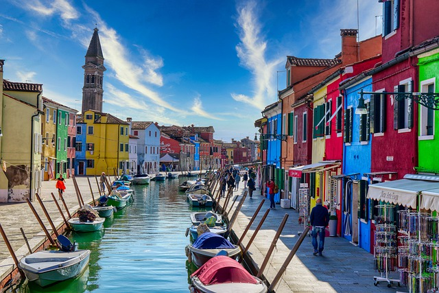 from venice to burano by water taxi or private excursion (pixabay)