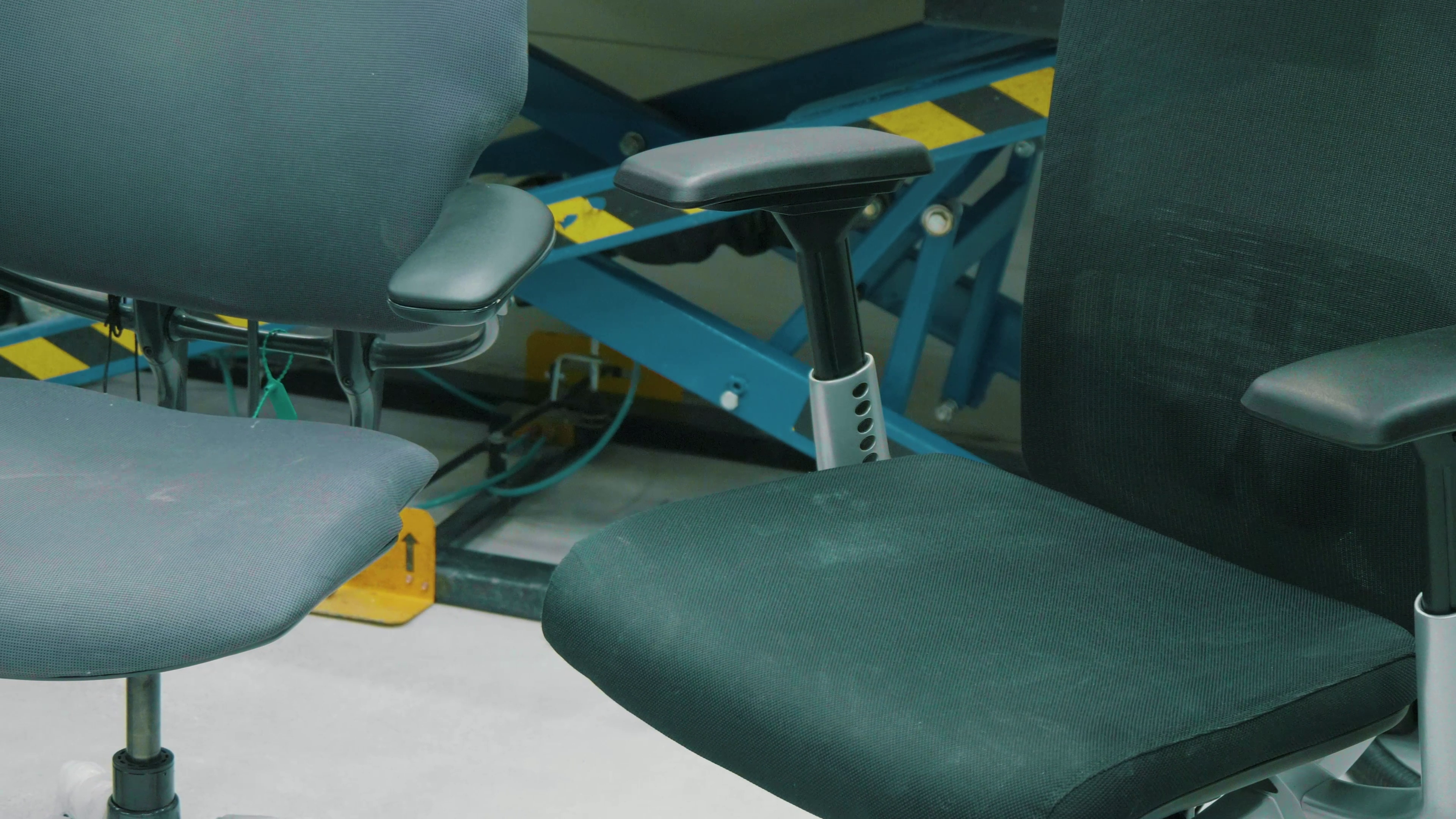 Czyszczenie fotela biurowego – kompletny poradnik Brastech 2 Zabrudzona tapicerka fotela ergonomicznego. Źródło: Brastech