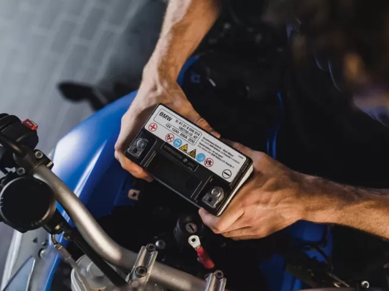 cambio de batería en una moto BMW