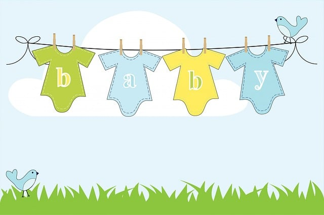Body niemowlęce wiszące na lince do suszenia prania